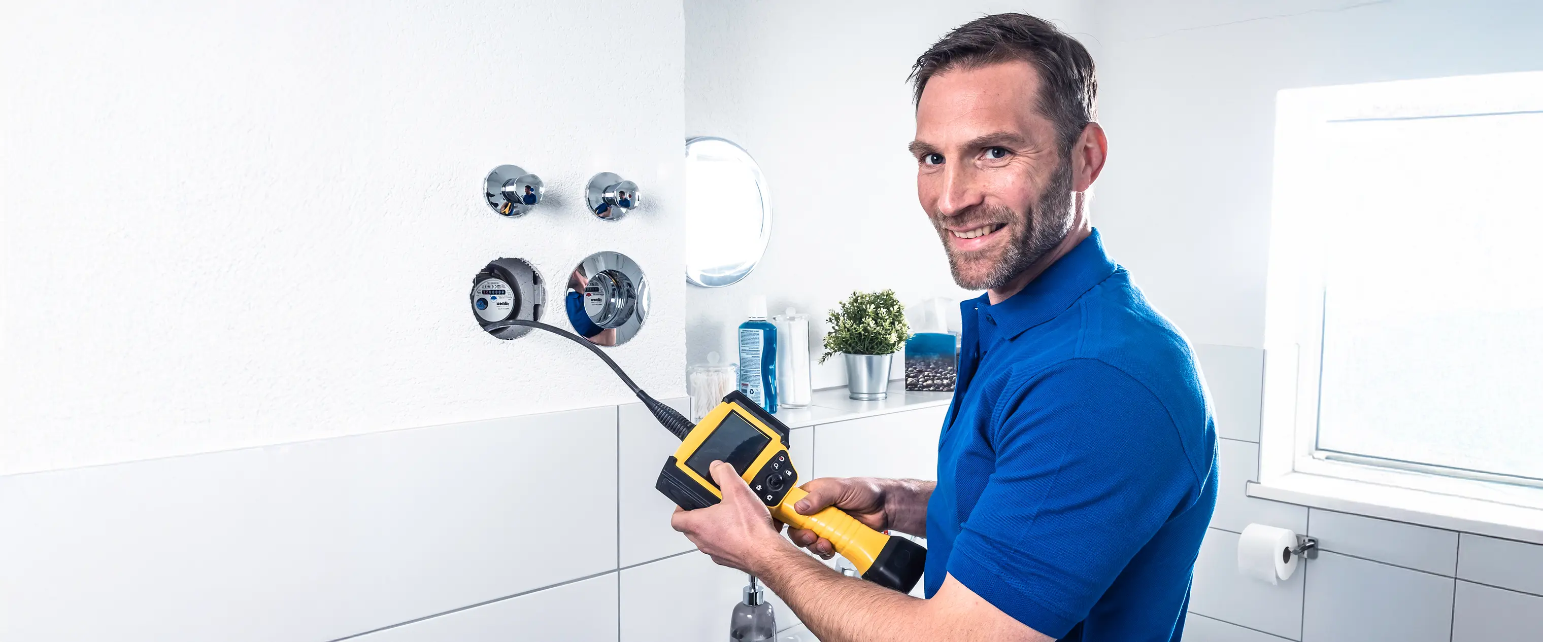 Man wearing Locatec branded shirt.